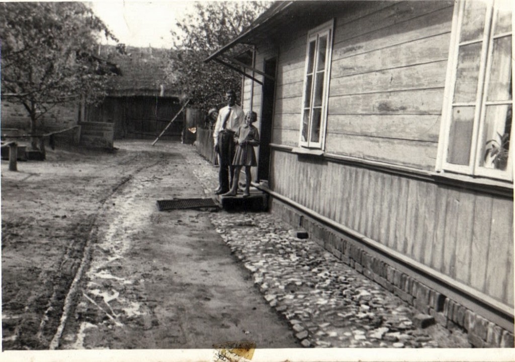 Franciszek Siek z córką Teresą na progu swojego domu