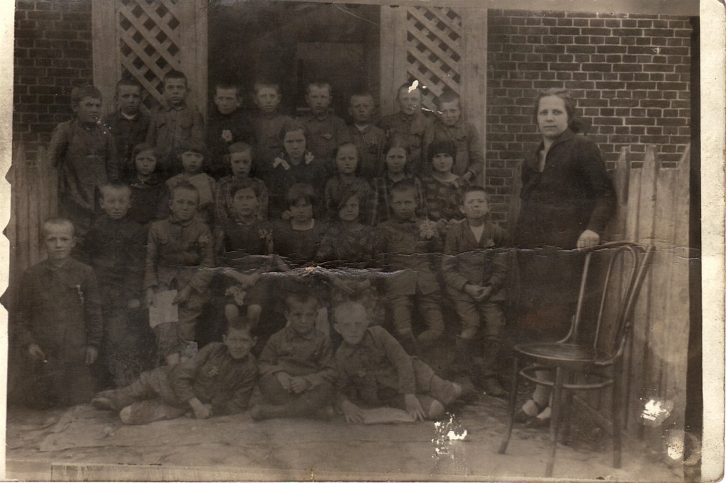 III oddzial szkoly w Sieciechowie 1927r. przed szkola